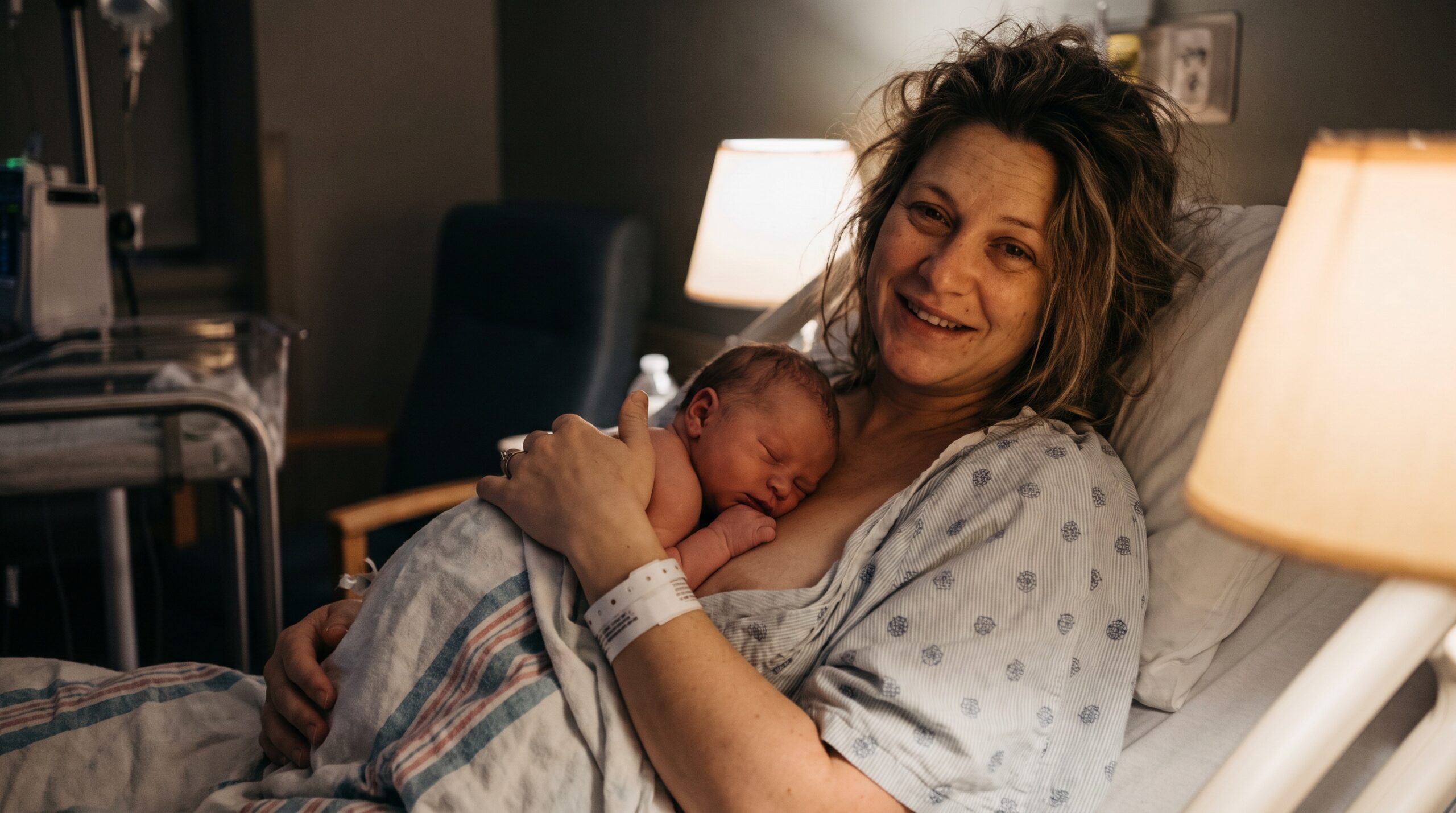 Mama tuli noworodka w szpitalnym łóżku krótko po porodzie
